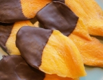 Натуральные фрукты манго, дыня, персик в шоколаде