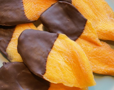 Натуральные фрукты манго, дыня, персик в шоколаде фото №1